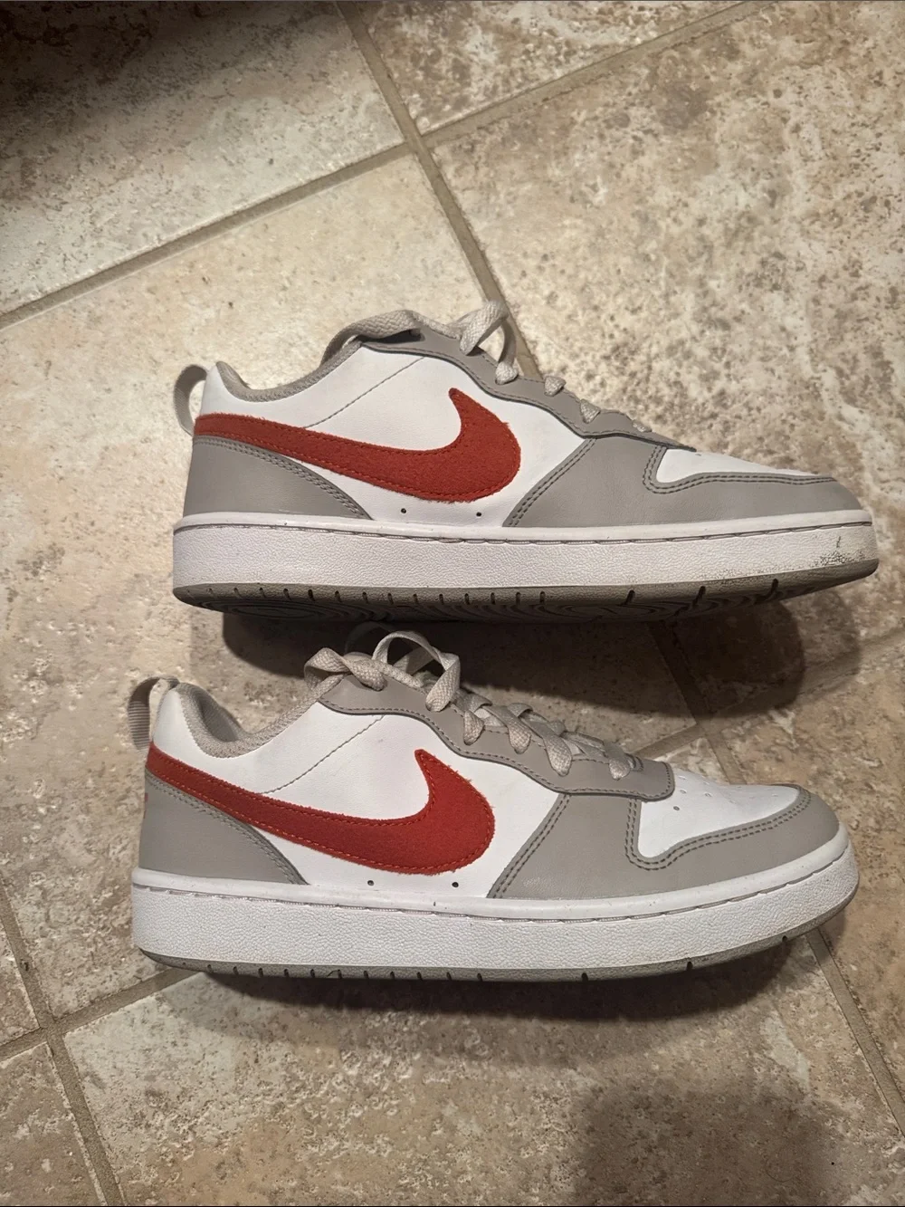 Nike Kids Low-Top Sneakers in White, Gray and Red